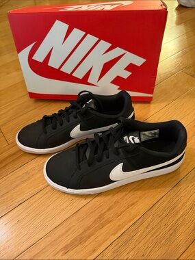 Nike Women’s Nike Court Royale in Black and white size 8.5